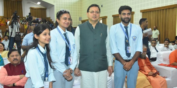 नकल विरोधी कानून पर डॉल्फिन छात्रों ने CM को कहा धन्यवाद