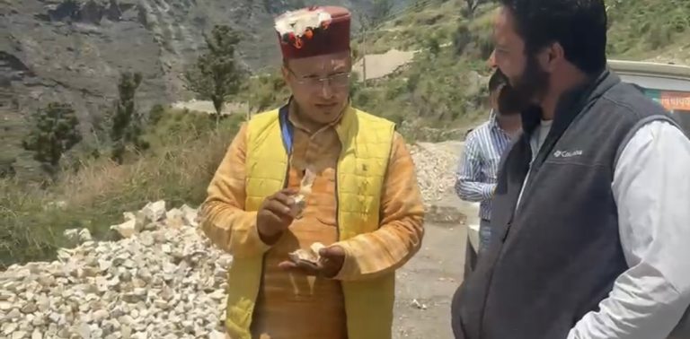 मोटर मार्ग के निर्माण में अनियमितता पर भड़के विधायक दुर्गेश्वर लाल। घटिया सामग्री हटाने के दिए निर्देश