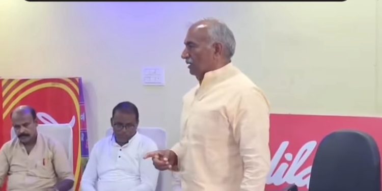 वायरल वीडियो : मेरे होते हुए किसी की औकात नहीं, जो गरीबों की जमीन पर कब्जा करे।