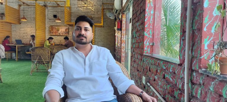 सम्पादक बनें शिक्षक : खबरों में अपनी धारदार लेखनी चलाने वाले रोहित असवाल अब युवा विद्यार्थियों को देंगे अंग्रेजी की अब्बल शिक्षा ।