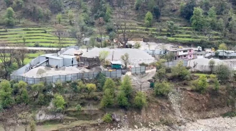एक्शन:  तीन स्टोन क्रेशरो के रवनो के ऑनलाइन पोर्टल खनन विभाग ने किए बंद ..