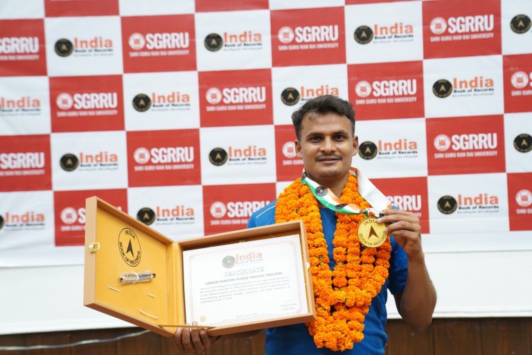 उपलब्धि: SGRR के योग छात्र ने 3 घंटे में रचा इतिहास।बनाया अनोखा रिकॉर्ड