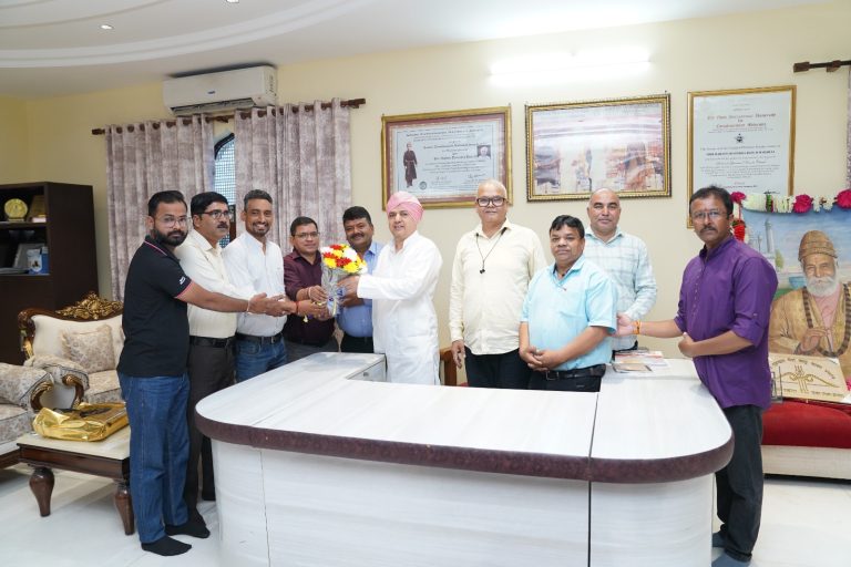 उत्तरांचल प्रेस क्लब प्रतिनिधिमंडल ने श्री दरबार साहिब में टेका मत्था।श्रीमहंत देवेन्द्र दास जी महाराज को किया सम्मानित