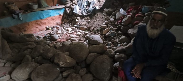हादसा: दीवार गिरने से एक ही परिवार के चार लोगों की दर्दनाक मौत..