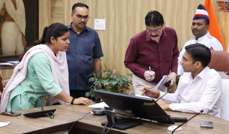 डीएम सख्त – बैंक पस्त:  विधवा फरियादी की चौखट पर जाकर  डीसीबी ने लौटाये सम्पति के कागज। दिया नो ड्यूज सर्टीफिकेट