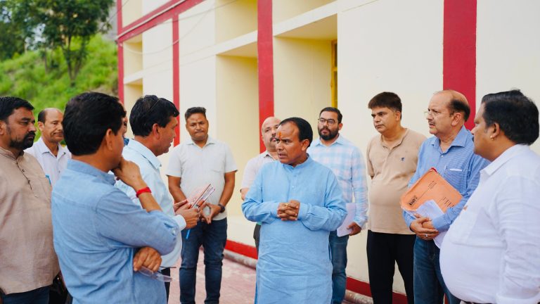 चिकित्सा-शिक्षा मंत्री ने ली विकास कार्यो की समीक्षा बैठक। एमबीबीएस छात्रों के हॉस्टलों में पहुंचकर ली जानकारी