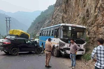 हादसा: रोडवेज बस और कार में जोरदार टक्कर। कई घायल..