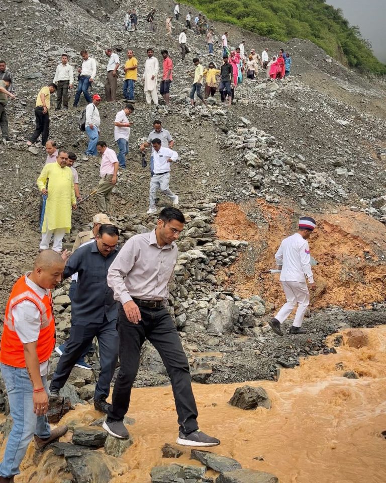 बड़ी खबर: आपदा में आशा बने डीएम बंसल। बटोली गांव पहुंचकर बांटी राहत और सहायता