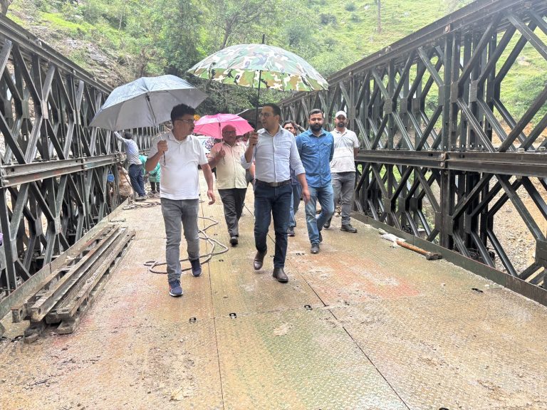डीएम ने यमुनोत्री हाइवे पर ओजारी और स्यानचट्टी क्षेत्रों का किया निरीक्षण..