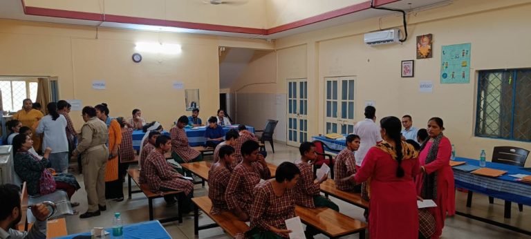 नारी निकेतन पहुंची श्री महंत इन्दिरेश अस्पताल की मेडिकल टीम, 130 से अधिक लोगों ने उठाया निःशुल्क स्वास्थ्य शिविर का लाभ