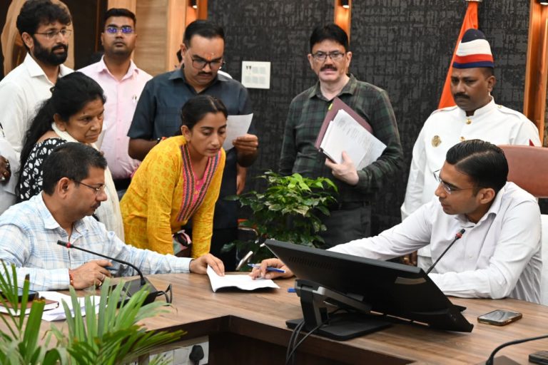 डीएम जनदर्शन: 4 घंटे में 150 से ज्यादा फरियादें, बुजुर्गों को तुरंत राहत