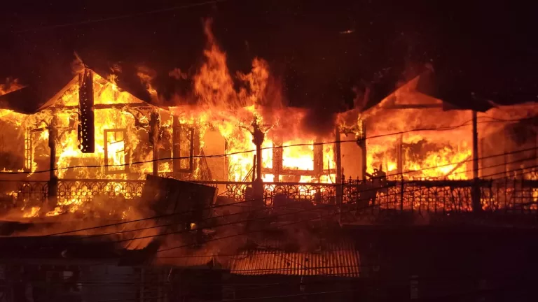 वीडियो: ओल्ड लंदन हाउस भवन में लगी भीषण आग।एक की मौत