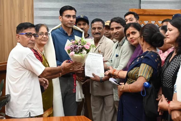 Dehradun News: जनहित निर्णयों के चलते डीएम हुए सम्मानित
