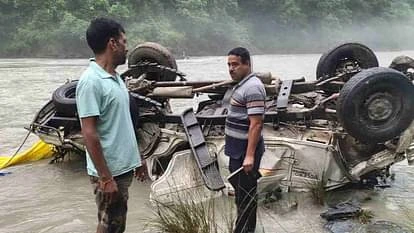 हादसा: : यमुना नदी में गिरा सेब से भरा पिकअप वाहन । चार लोग थे सवार..