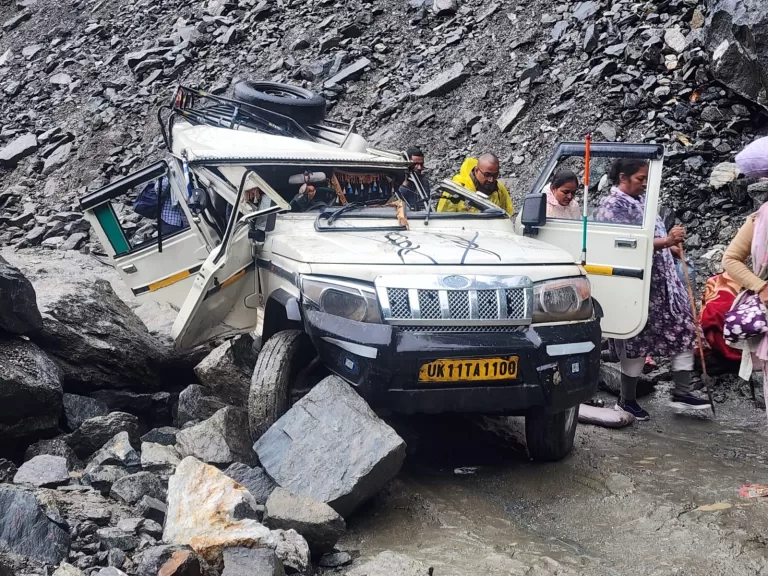 Uttarakhand Accident News: वाहन के ऊपर गिरा बोल्डर। दो की मौत, तीन गंभीर घायल