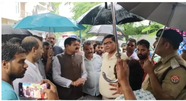 पीलीभीत में भारी बारिश से जलभराव,हालात बिगड़ते देख डीएम ने संभाली कमान