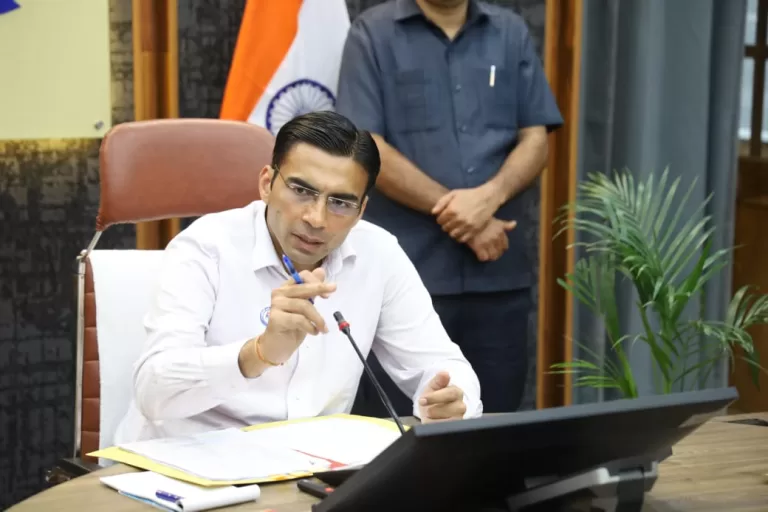 Dehradun News: सरकारी सस्ते गल्ले की दुकानों पर डीएम की छापेमारी 