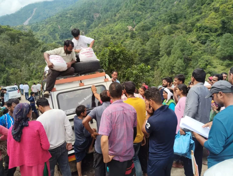 Uttarakhand News: आपदा पीड़ितों के लिए सहारा बना श्री गुरु राम राय विश्वविद्यालय..