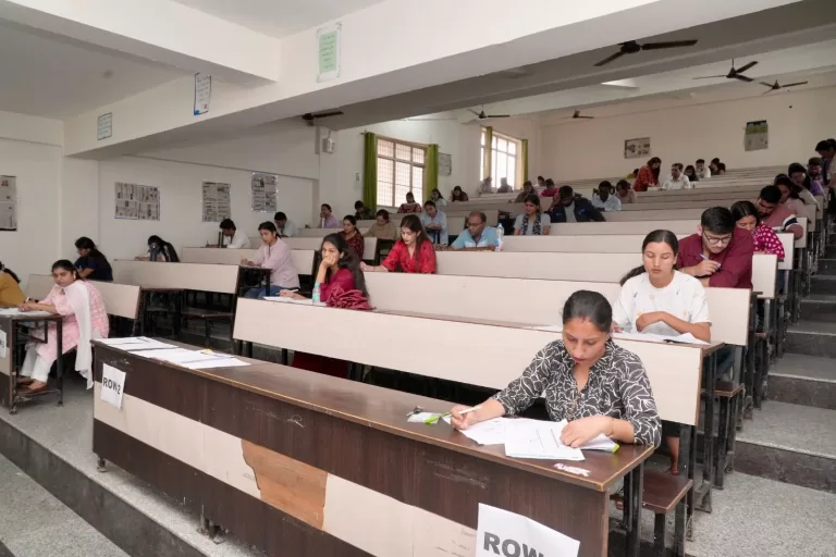 एसजीआरआर विश्वविद्यालय में 34 विषयों के लिए पीएचडी प्रवेश परीक्षा सम्पन्न।देशभर से 140 विद्यार्थियों ने दी परीक्षा