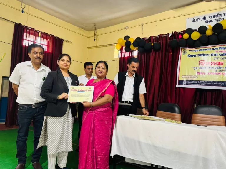 श्रीनगर राजकीय बालिका इंटर कॉलेज में विधिक जागरूकता एवं साक्षरता शिविर आयोजित।शिक्षकों को किया गया सम्मानित