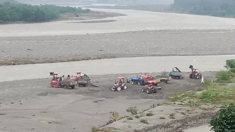 Uttarakhand News: यमुना नदी में अवैध खनन बेखौफ जारी। प्रशासन और विभाग मौन