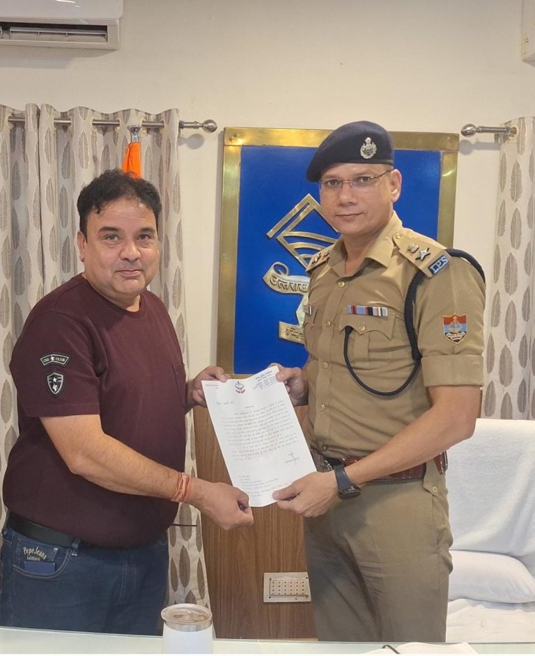 Uttarakhand News: SSP ऊधम सिंह नगर ने सहायक अभियंता जयांक पांडे को प्रशस्ति पत्र देकर किया सम्मानित
