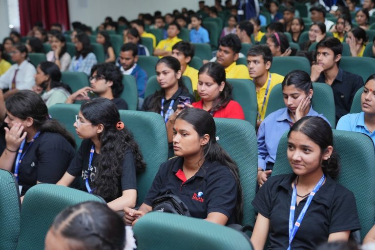 एसजीआरआर विश्वविद्यालय में एनएसएस स्थापना दिवस पर छात्रों ने दिया सेवा का संदेश