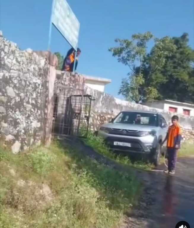 Uttarakhand News: छात्रों से कार धुलवाने मामले में शिक्षक निलंबित