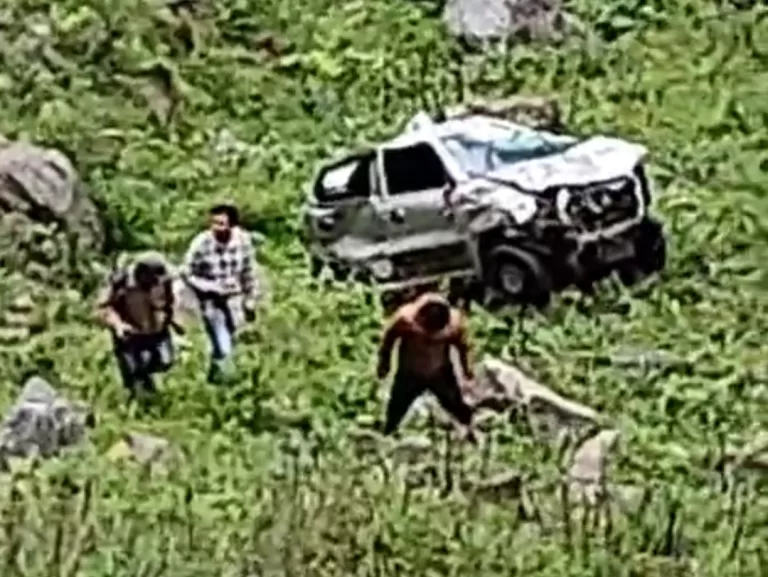 Uttarakhand accident news: गंगोत्री हाईवे पर खाई में गिरी कार ।एक की मौत, एक घायल