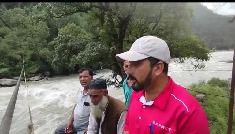 हादसा (दुखद): ट्रॉली से नदी पार करते समय टौंस नदी में बह गई किशोरी, मचा हड़कंप