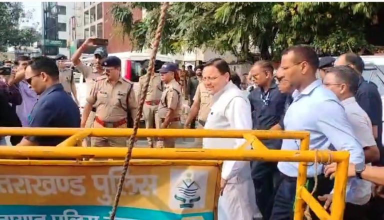 UKSSSC Paper Leak: धरना स्थल पहुंचे सीएम धामी। पेपर लीक की कराएंगे CBI जांच 