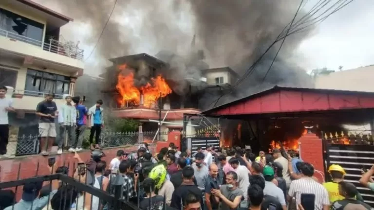 सुलगता नेपाल: संसद भवन और नेताओं के घरों में आगजनी।पीएम ओली ने दिया इस्तीफा