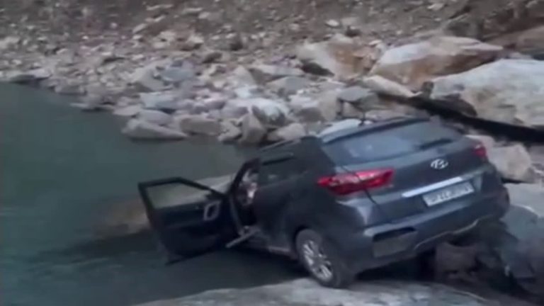 Uttarakhand Accident News: केदारनाथ हाईवे पर पत्थर गिरने से मंदाकिनी नदी में गिरी कार। चालक की मौत, 5 यात्री घायल