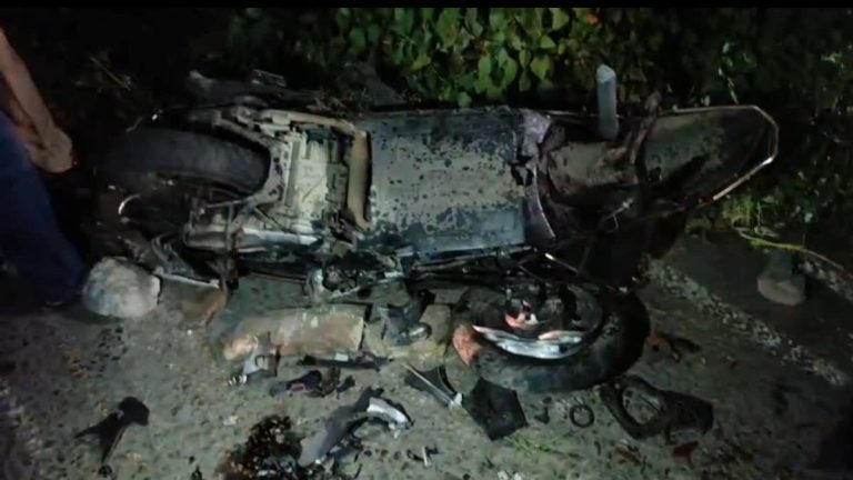 दर्दनाक हादसा: अज्ञात वाहन की टक्कर से खाई में गिरी स्कूटी। पत्नी की मौत, पति घायल