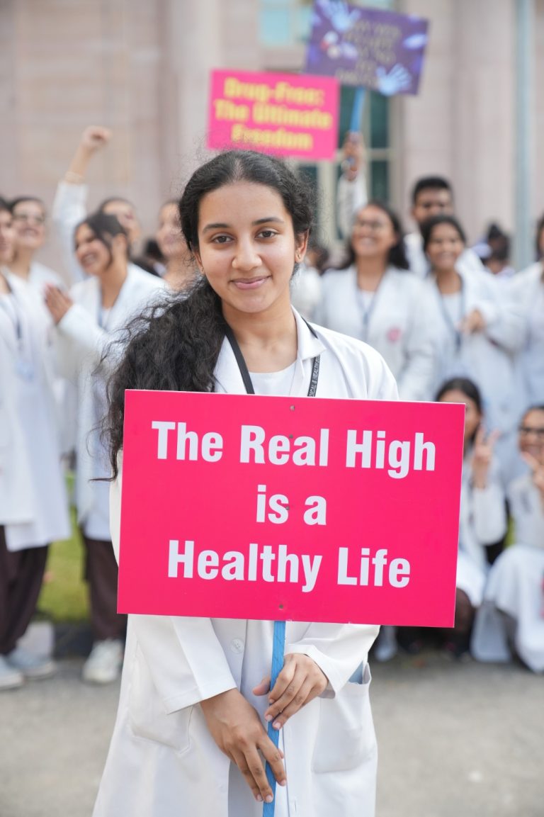 Uttarakhand News: श्री गुरु राम राय विश्वविद्यालय के 2000 छात्रों ने दिया नशा छोड़ो, जीवन जोड़ो का संदेश