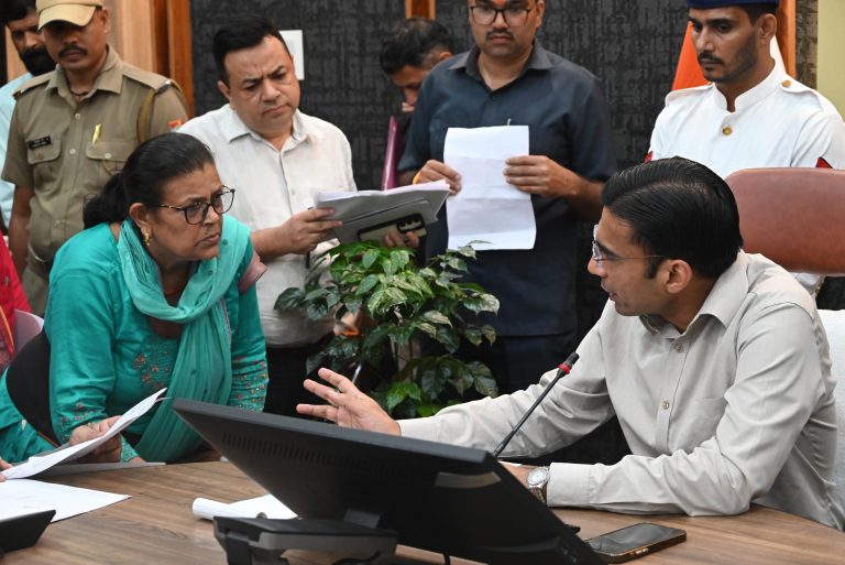 Uttarakhand News: सीएम का जन सेवा संकल्प। दून डीएम ने जनता दर्शन में 121 शिकायतों का किया निस्तारण