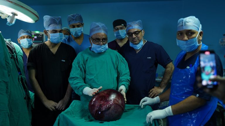सर्जिकल मास्टरस्ट्रोक : डॉक्टरों ने 20 वर्षीय युवती के पेट से निकाली 13 किलो की विशाल गांठ