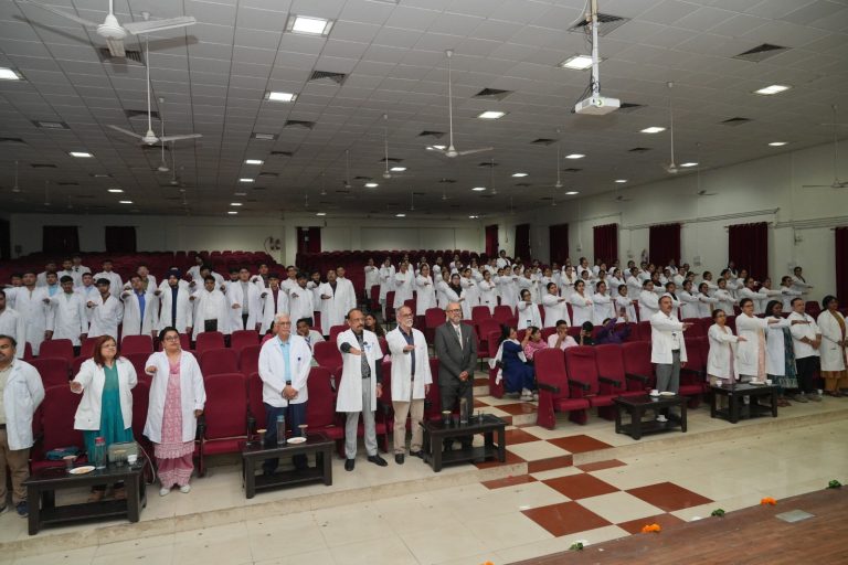 एसजीआरआर मेडिकल कॉलेज में नवागंतुक छात्रों की वाइट कोट सेरेमनी और चरक शपथ का आयोजन