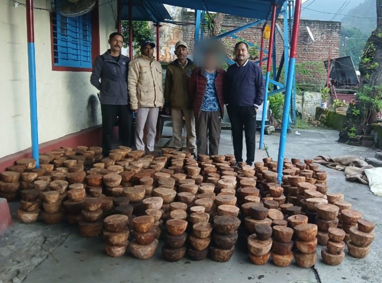 Uttarakhand News: पुलिस के हाथ लगी प्रतिबंधित काजल-कांठ की लकड़ी की बड़ी खेप। दो तस्कर गिरफ्तार
