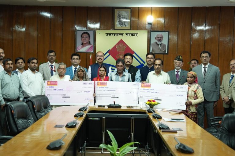 Uttarakhand News: सीएम धामी ने उपनल कर्मियों के आश्रितों को दिए 50-50 लाख रुपये के चेक । पढ़िए पूरी खबर 