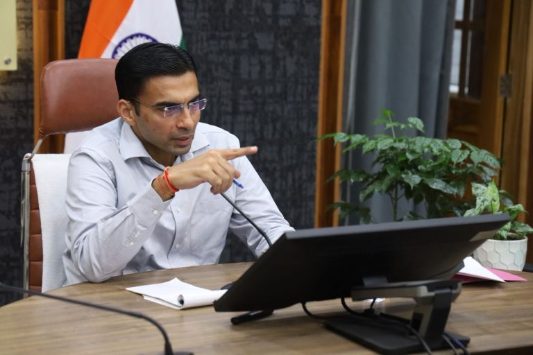 Uttarakhand News: मामूली विवाद में शस्त्र लहराने पर DM का एक्शन । शस्त्र जब्त व लाइसेंस निलंबित