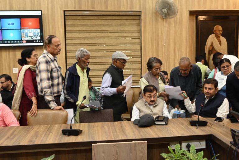 Uttarakhand News: जनता दरबार में एडीएम ने मामूली विवाद से लेकर संपत्ति धोखाधड़ी तक हर केस पर लिया एक्शन