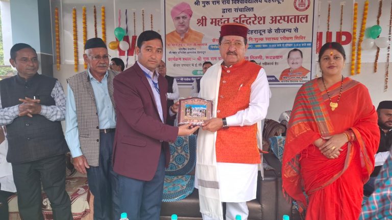 श्री महंत इंदिरेश अस्पताल का मेगा स्वास्थ्य शिविर। 2100 मरीजों को मिला नि:शुल्क उपचार