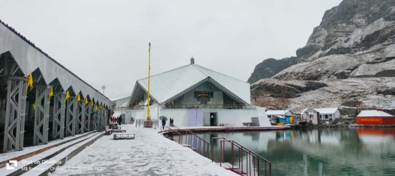 Kedarnath Snowfall 2025: केदारनाथ-हेमकुंड में सीजन की पहली बर्फबारी। दून में बारिश से बढ़ी ठंड