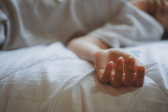 Uttarakhand News: दून के निजी हॉस्पिटल में सिजेरियन डिलीवरी में लापरवाही से महिला की मौत। पेट में छूट गई कॉटन पट्टी