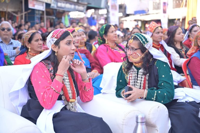 बैकुंठ चतुर्दशी मेले में पर्वतीय परिधान फैशन शो ने खींचा ध्यान, डीएम स्वाति भदौरिया भी पारंपरिक वेश में शामिल