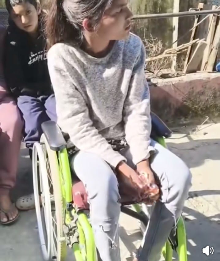 जिंदगी जीने को आसरा तलाश रही अनाथ और पैरों से लाचार अवंतिका 