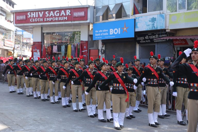 श्रीनगर बैकुंठ मेले में बच्चों की परेड और झांकियों ने जीता दिल