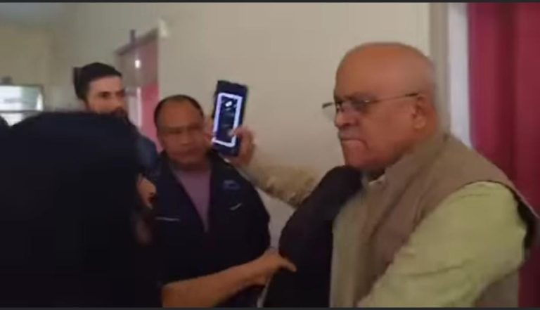 शिक्षा विभाग के अधिकारी की महिला पत्रकार के साथ अभद्रता, वीडियो वायरल 