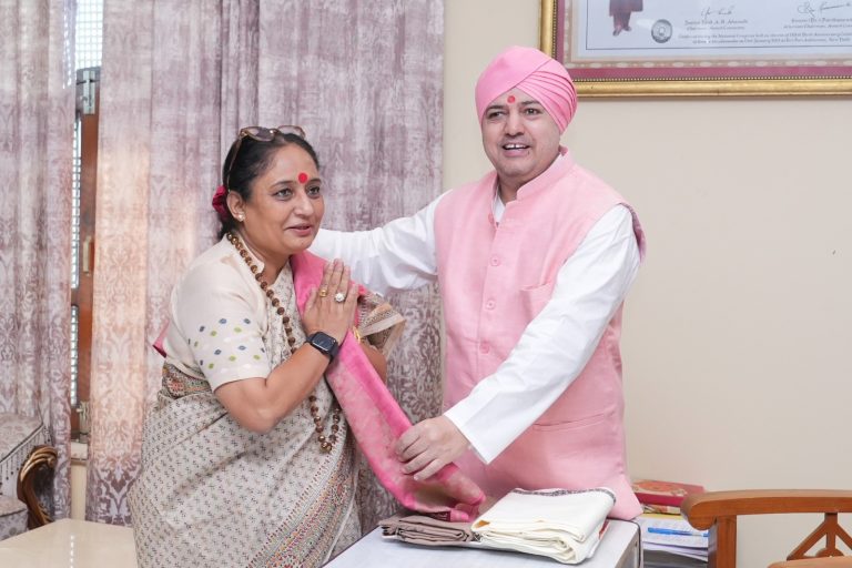 दरबार साहिब में मत्था टेकने पहुंचीं विधानसभा अध्यक्ष ऋतु खंडूड़ी, कोटद्वार में जल्द शुरू होगा SGRR आउट कैंपस